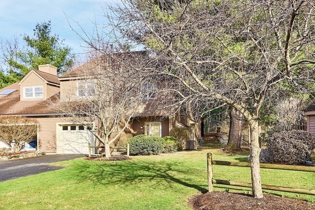 1105 Ridgefield Cir in Clinton, MA - Building Photo - Building Photo