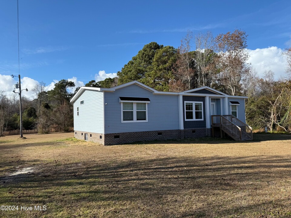 239 Belgrade-Swansboro Rd in Stella, NC - Building Photo