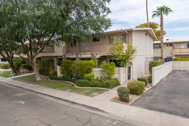 520 W Clarendon Ave