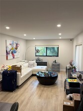 100 SE 5th Ave in Hallandale Beach, FL - Building Photo - Building Photo