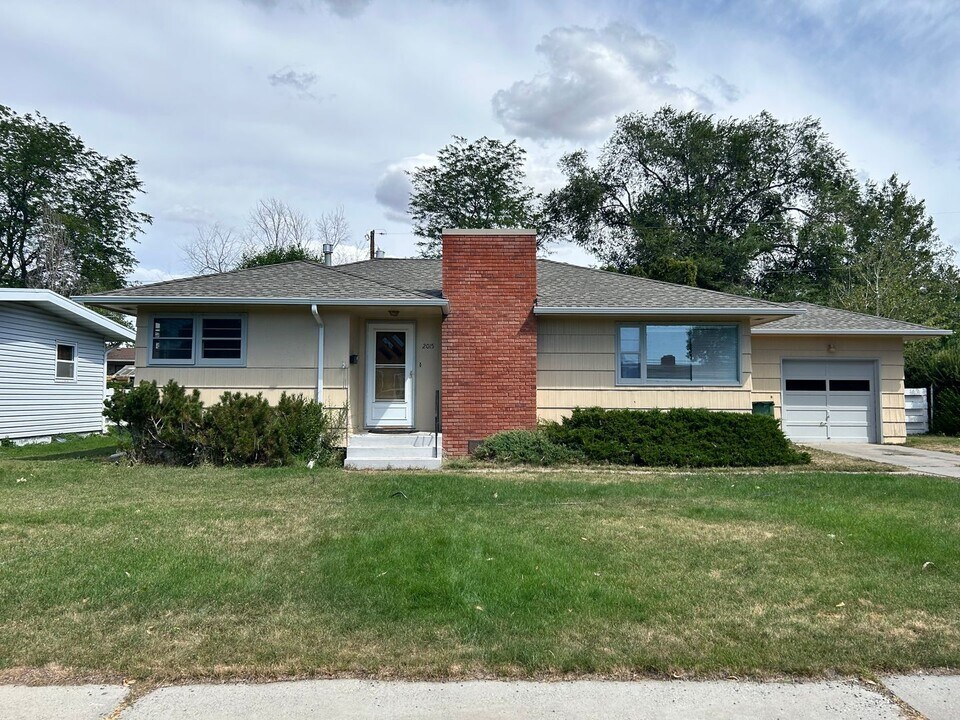 2015 Miles Ave in Billings, MT - Building Photo