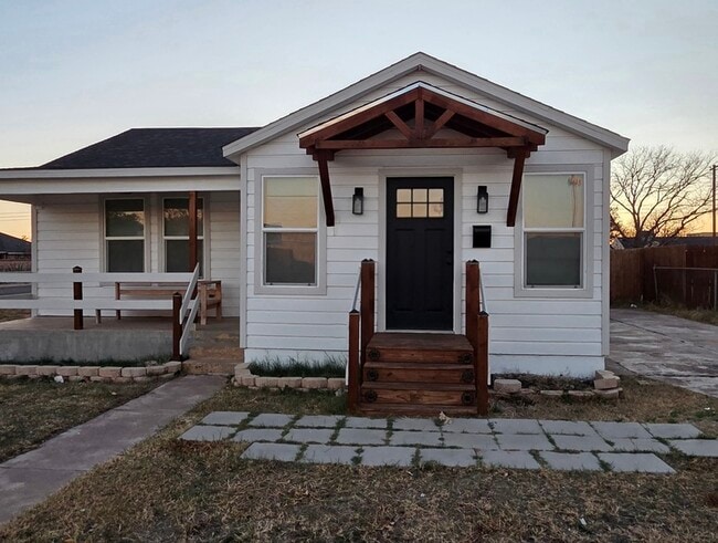 property at 2001 N Lincoln Ave