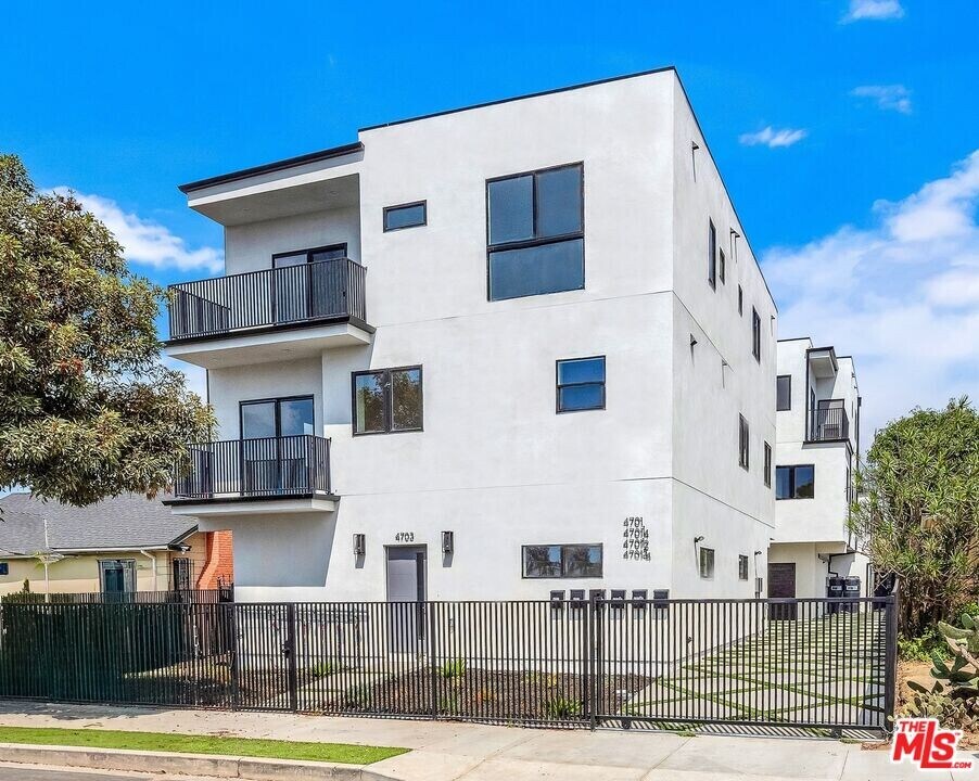 4703-4704 Saturn St in Los Angeles, CA - Building Photo