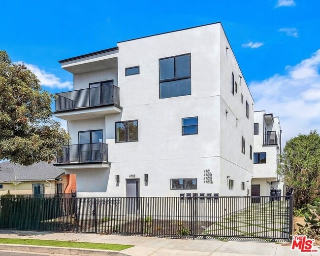 4703-4704 Saturn St in Los Angeles, CA - Building Photo - Building Photo