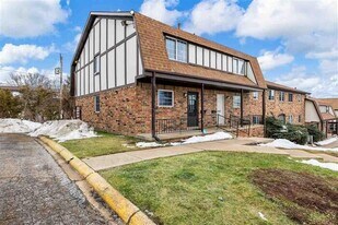 1008 21st Ave Pl in Coralville, IA - Building Photo