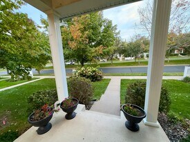 10006 Pincherry Ln in Eden Prairie, MN - Building Photo
