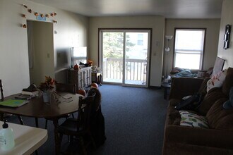 1008 Elmwood Ave, Unit B in Oshkosh, WI - Foto de edificio - Building Photo