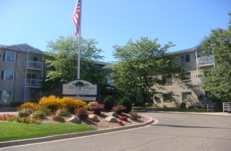 River Oaks of Anoka in Anoka, MN - Foto de edificio - Building Photo