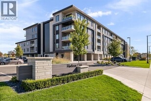 14400 Tecumseh Rd E in Tecumseh, ON - Building Photo