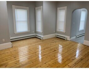 153 Chestnut St, Unit 1 in Waltham, MA - Foto de edificio - Building Photo