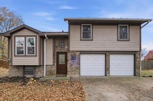 302 SE Flagstone Dr in Lee's Summit, MO - Building Photo