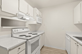 College Glen Apartments in Sacramento, CA - Building Photo - Interior Photo