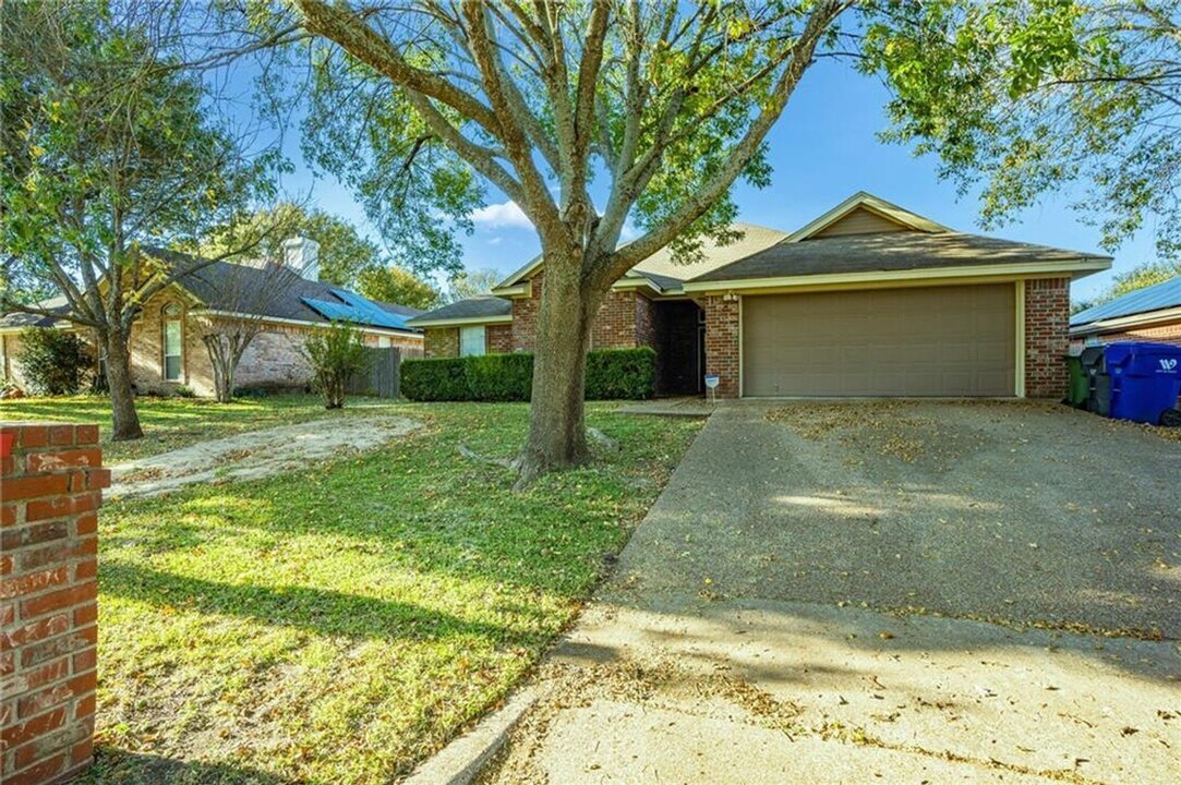 10605 Sierra W Dr in Waco, TX - Building Photo