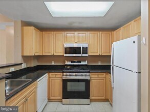 2726 Gallows Rd in Vienna, VA - Building Photo - Building Photo