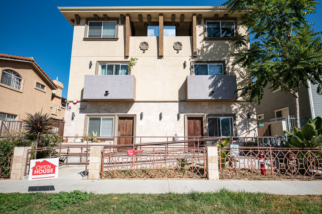 7044 Vassar Ave in Canoga Park, CA - Building Photo