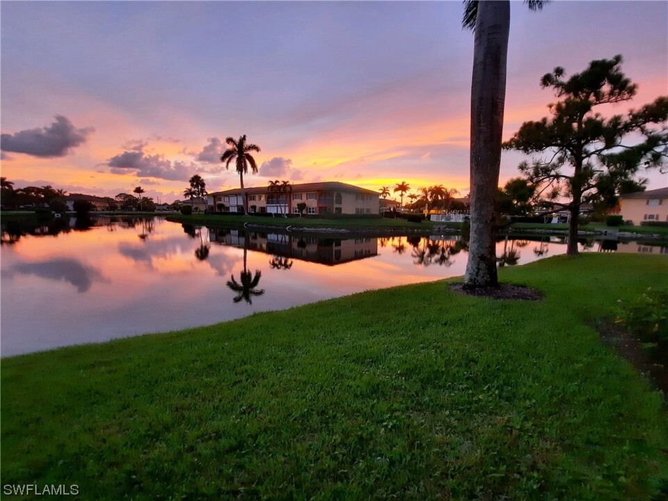 185 Palm Dr-Unit -18-J in Naples, FL - Foto de edificio