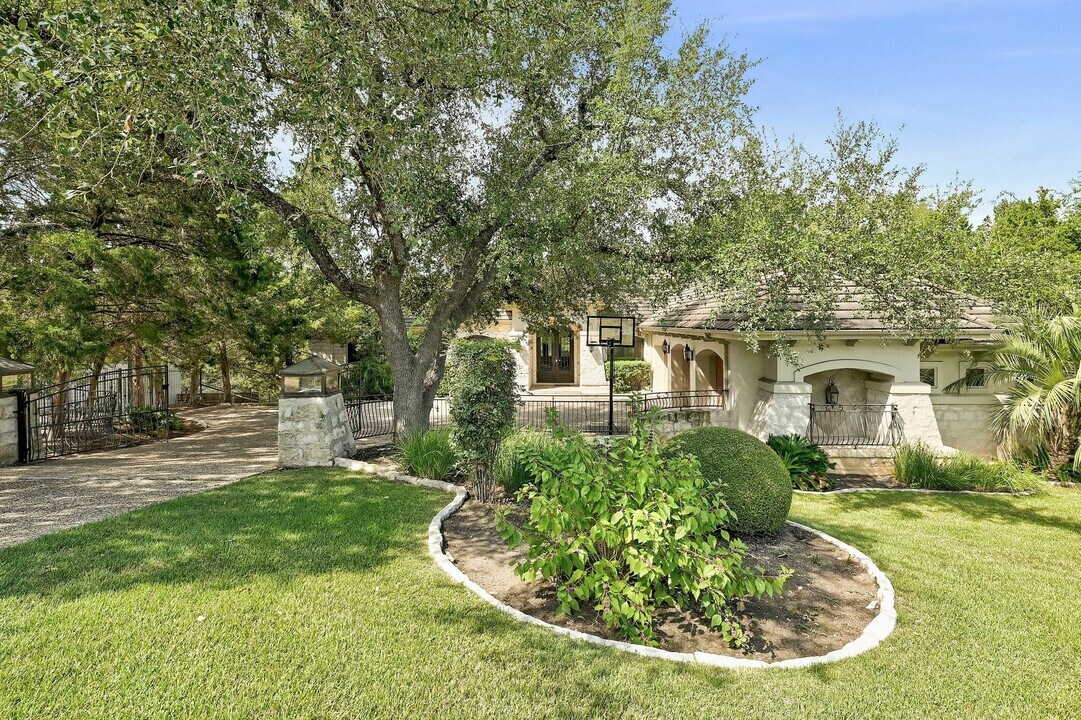 102 Cold Water Ln in Lakeway, TX - Building Photo
