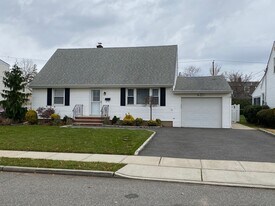 25 Woodhollow Rd in Albertson, NY - Building Photo