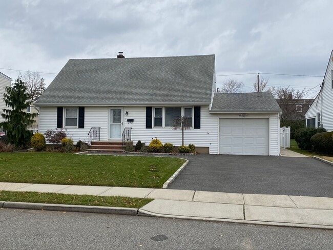 property at 25 Woodhollow Rd