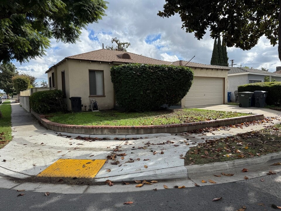 6178 Adenmoor Ave in Lakewood, CA - Building Photo