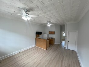 12 Gay St, Unit 1st Floor in Phoenixville, PA - Foto de edificio - Building Photo