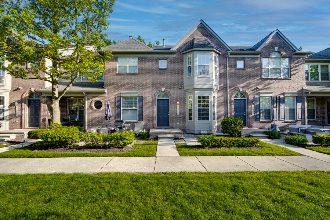 41280 Maplewood Drive in Canton, MI - Building Photo