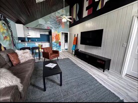 414 Chestnut St, Unit D in Mount Shasta, CA - Building Photo