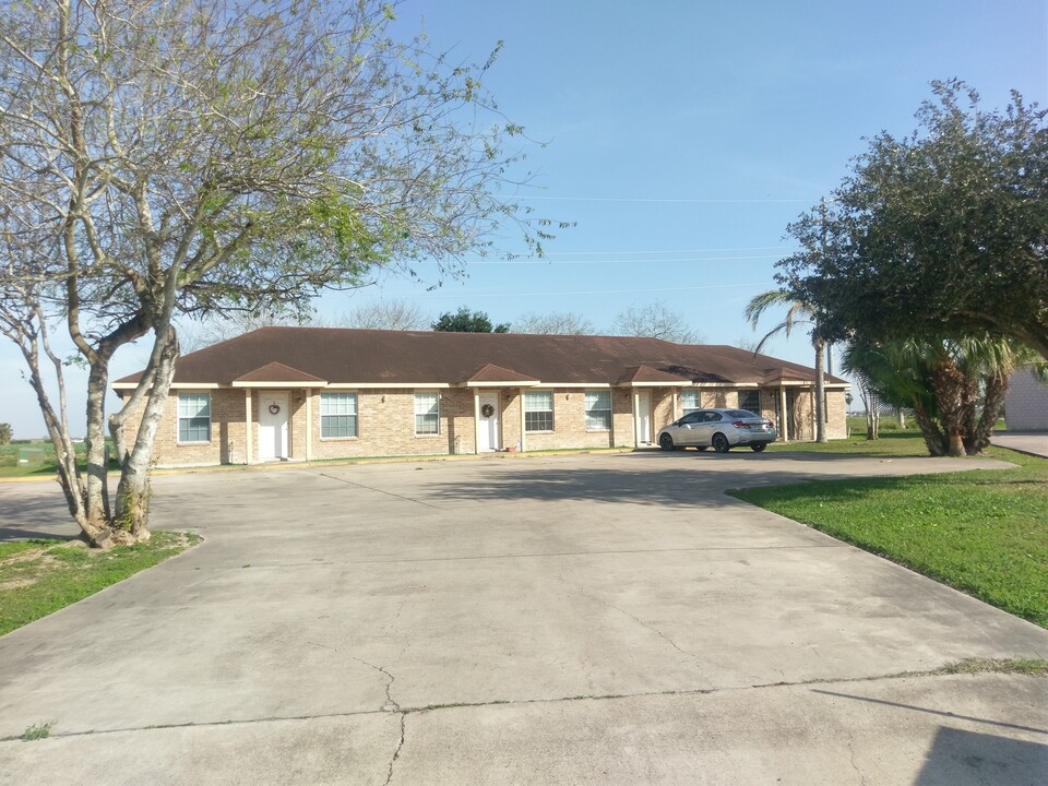 2525 Chuparosa Ct, Unit #4 in Harlingen, TX - Foto de edificio