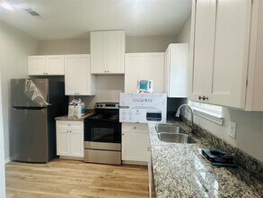 1318 Stowell in Anahuac, TX - Building Photo - Building Photo