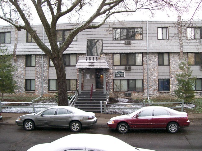 2535 Clinton Ave S in Minneapolis, MN - Foto de edificio - Building Photo