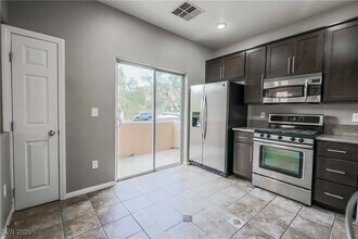 10633 W Double Spring Ct in Las Vegas, NV - Building Photo - Building Photo