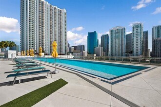 92 SW 3rd St, Unit 1712 in Miami, FL - Building Photo - Building Photo
