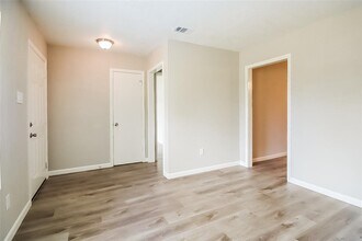 719 W Park St in Sugar Land, TX - Building Photo - Building Photo