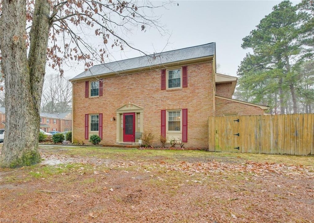 369 Circuit Ln in Newport News, VA - Building Photo