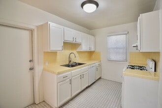 5212 Fountain Ave in Los Angeles, CA - Foto de edificio - Building Photo