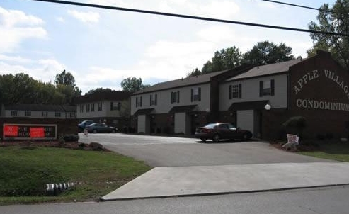 Apple Village in Jackson, OH - Building Photo