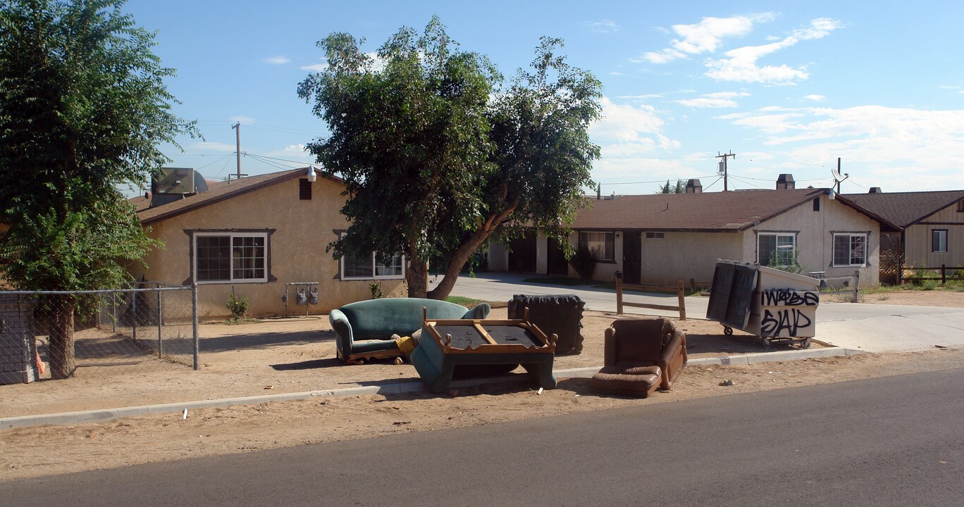 16570 Vine St in Hesperia, CA - Building Photo