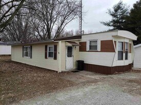 111 Franklin St in Royal Center, IN - Building Photo