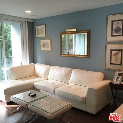 1920 Hillcrest Rd-Unit -12A in Los Angeles, CA - Building Photo
