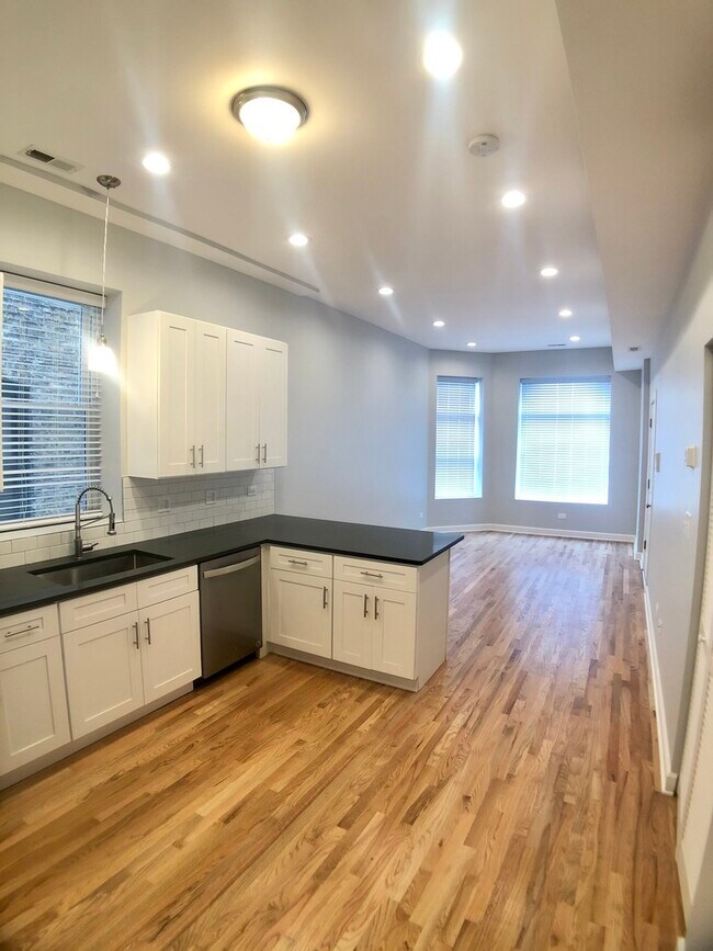 2011 N California Ave in Chicago, IL - Building Photo - Building Photo