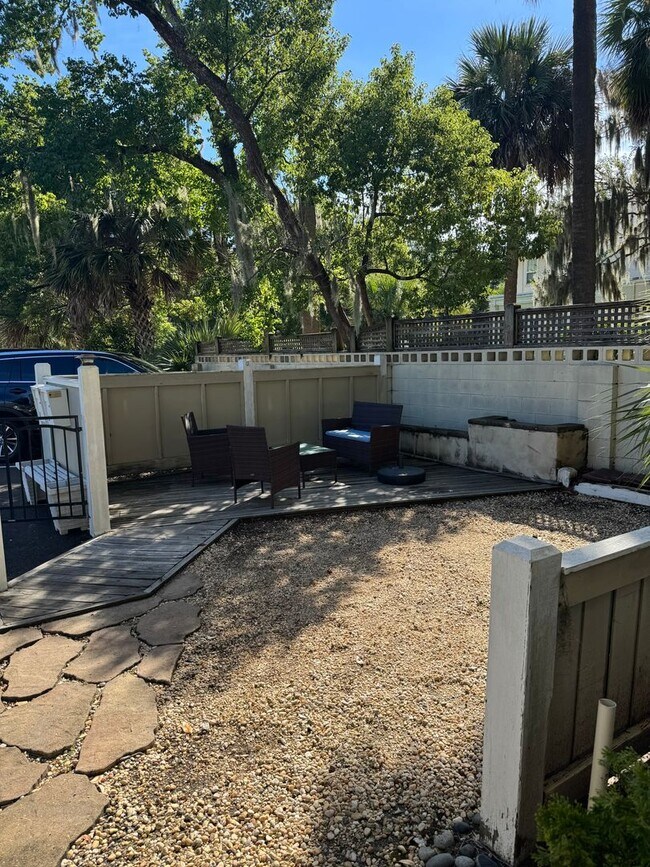 1010 E Victory Dr in Savannah, GA - Building Photo - Building Photo