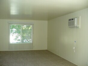 511-525 Riverside Dr in Napa, CA - Building Photo - Building Photo