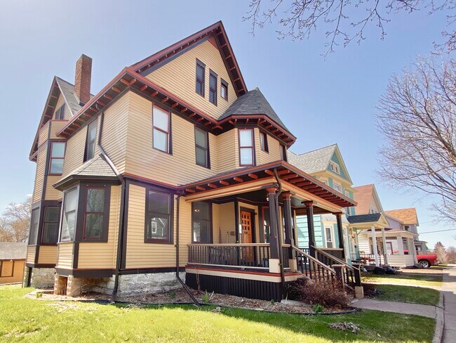361 Bates Ave, Unit 1 in St. Paul, MN - Building Photo - Building Photo