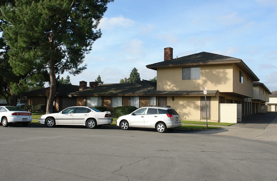 1671 W Cindy Ln in Anaheim, CA - Building Photo