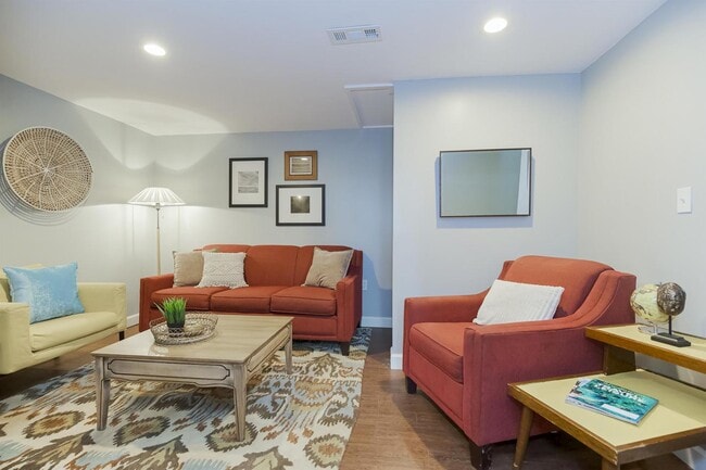 300 SE Chicago St in Blue Springs, MO - Foto de edificio - Building Photo