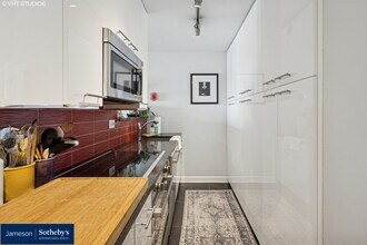 330 W Diversey Pkwy in Chicago, IL - Building Photo - Building Photo