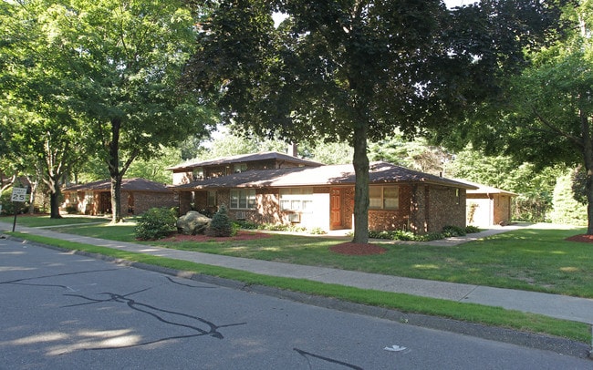 Birchwood in Bristol, CT - Foto de edificio - Building Photo
