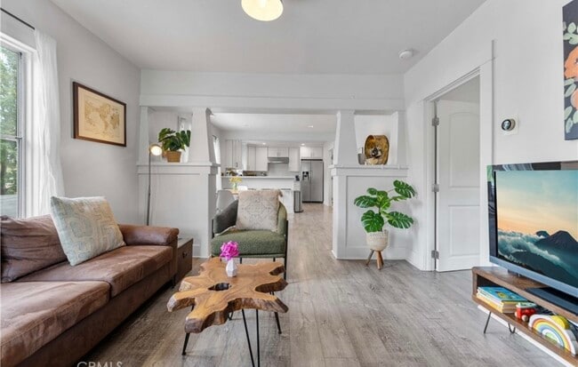 6030 Crestwood Way in Los Angeles, CA - Building Photo - Building Photo