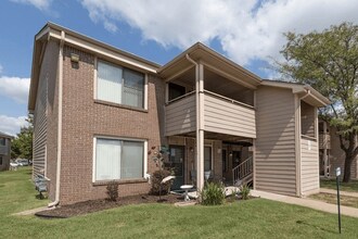 Springcreek Apartments and Townhomes in Derby, KS - Foto de edificio - Building Photo