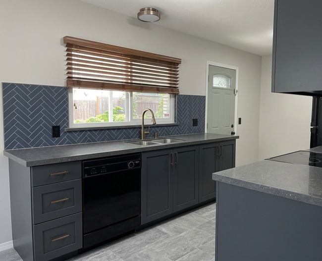 15950 Fraser Hwy in Surrey, BC - Building Photo - Building Photo